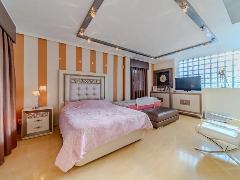 VILLA DE LUJO A 300 METROS DE PLAYA DE LA MATA. 5 DORM. 4 BAÑOS. SUPERFICIE 438 M2. PARCELA 790 M2.