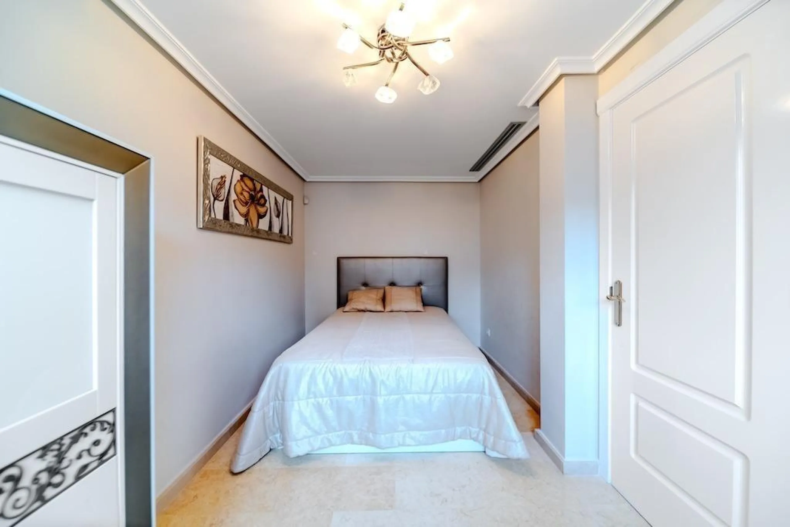 VILLA DE LUJO A 300 METROS DE PLAYA DE LA MATA. 5 DORM. 4 BAÑOS. SUPERFICIE 438 M2. PARCELA 790 M2.
