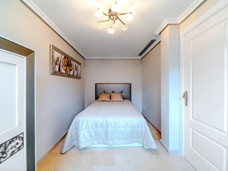 VILLA DE LUJO A 300 METROS DE PLAYA DE LA MATA. 5 DORM. 4 BAÑOS. SUPERFICIE 438 M2. PARCELA 790 M2.