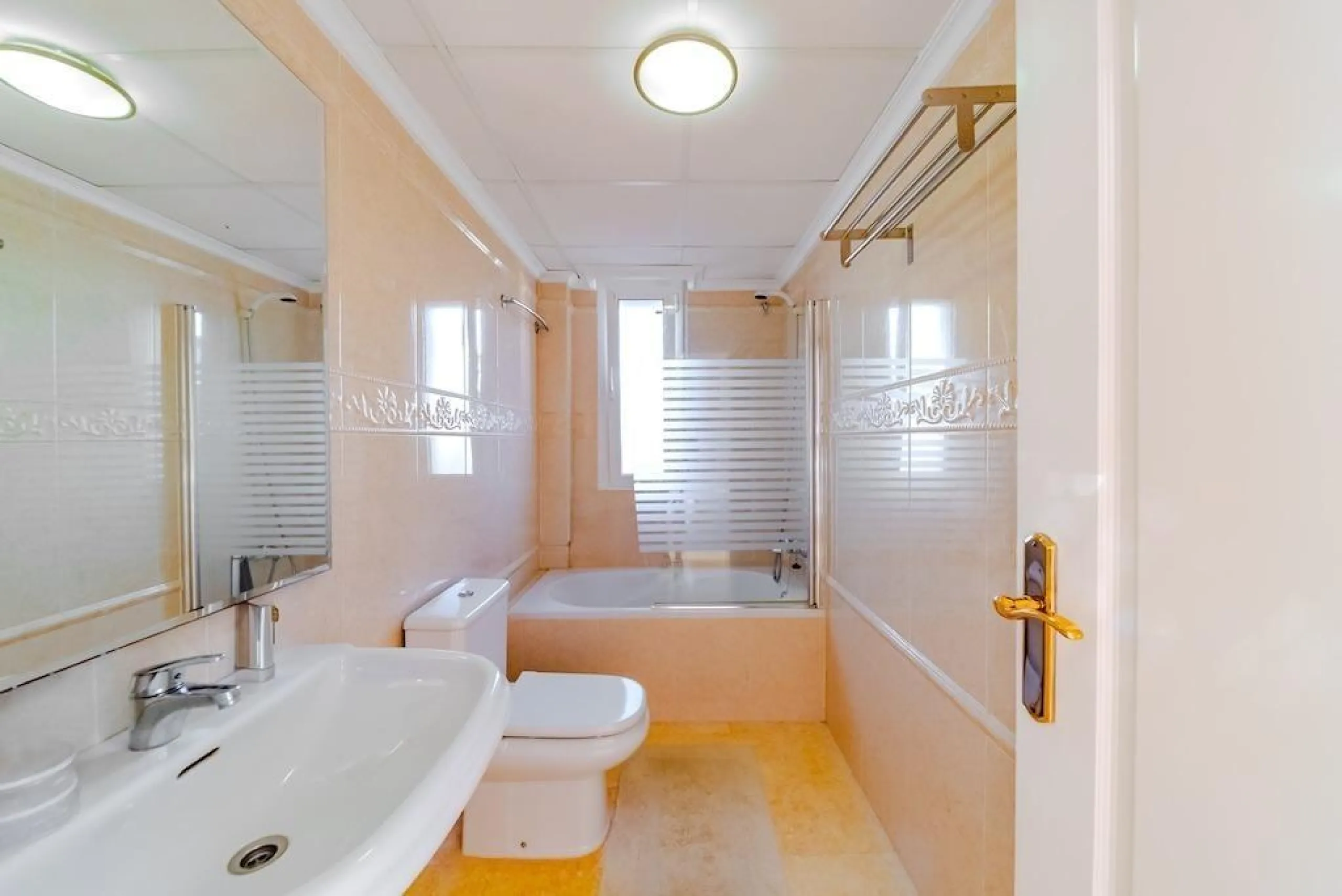 VILLA DE LUJO A 300 METROS DE PLAYA DE LA MATA. 5 DORM. 4 BAÑOS. SUPERFICIE 438 M2. PARCELA 790 M2.