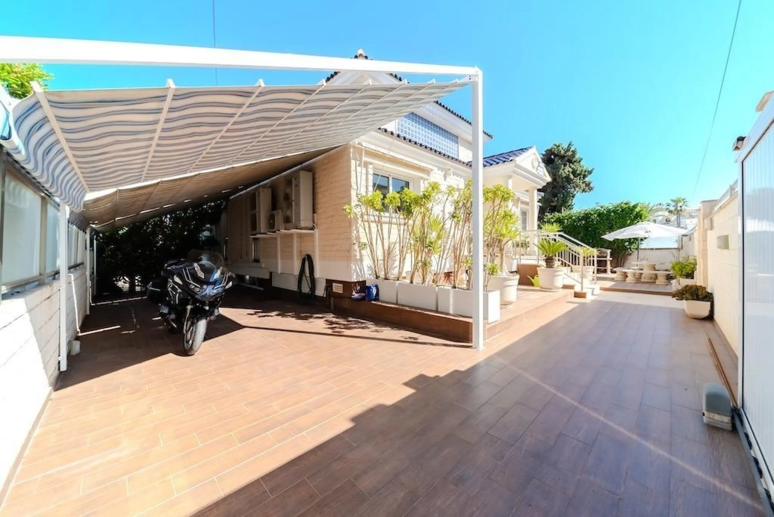 VILLA DE LUJO A 300 METROS DE PLAYA DE LA MATA. 5 DORM. 4 BAÑOS. SUPERFICIE 438 M2. PARCELA 790 M2.