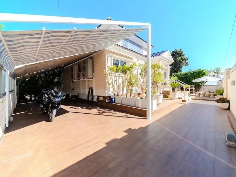 VILLA DE LUJO A 300 METROS DE PLAYA DE LA MATA. 5 DORM. 4 BAÑOS. SUPERFICIE 438 M2. PARCELA 790 M2.