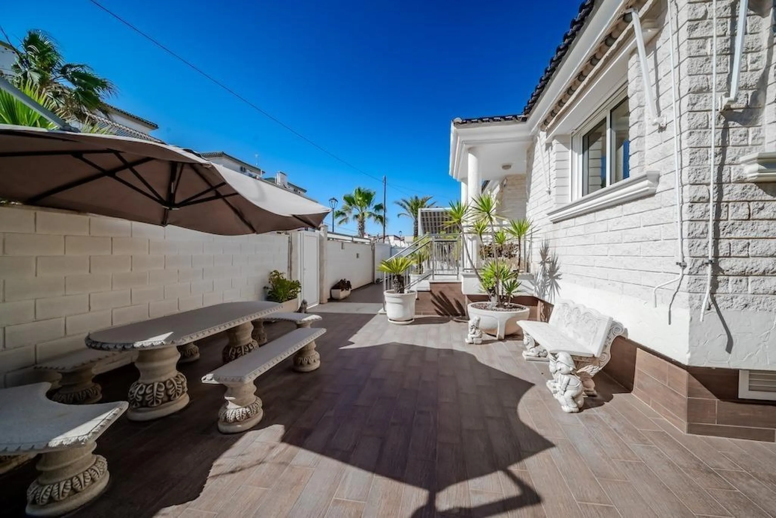 VILLA DE LUJO A 300 METROS DE PLAYA DE LA MATA. 5 DORM. 4 BAÑOS. SUPERFICIE 438 M2. PARCELA 790 M2.