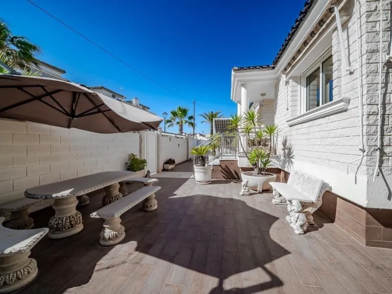 VILLA DE LUJO A 300 METROS DE PLAYA DE LA MATA. 5 DORM. 4 BAÑOS. SUPERFICIE 438 M2. PARCELA 790 M2.