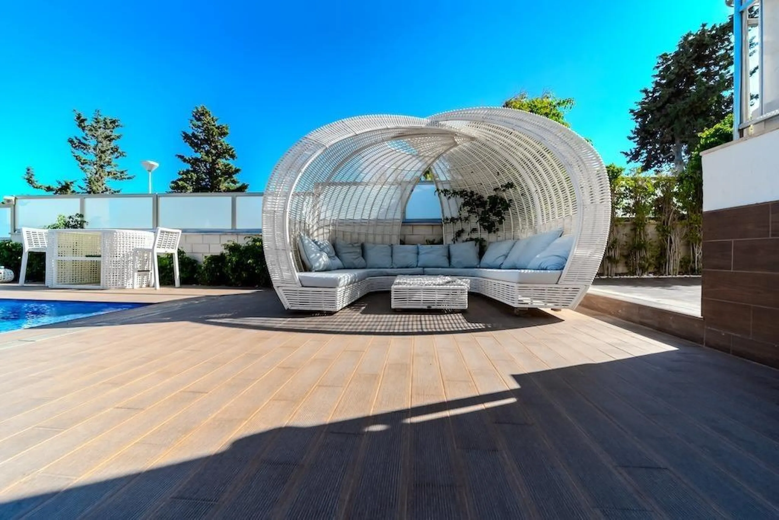 VILLA DE LUJO A 300 METROS DE PLAYA DE LA MATA. 5 DORM. 4 BAÑOS. SUPERFICIE 438 M2. PARCELA 790 M2.