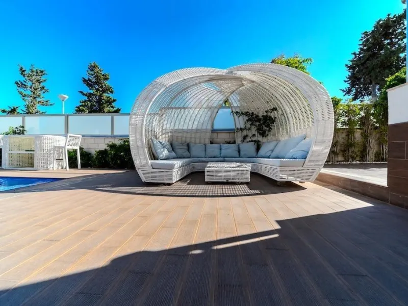 VILLA DE LUJO A 300 METROS DE PLAYA DE LA MATA. 5 DORM. 4 BAÑOS. SUPERFICIE 438 M2. PARCELA 790 M2.