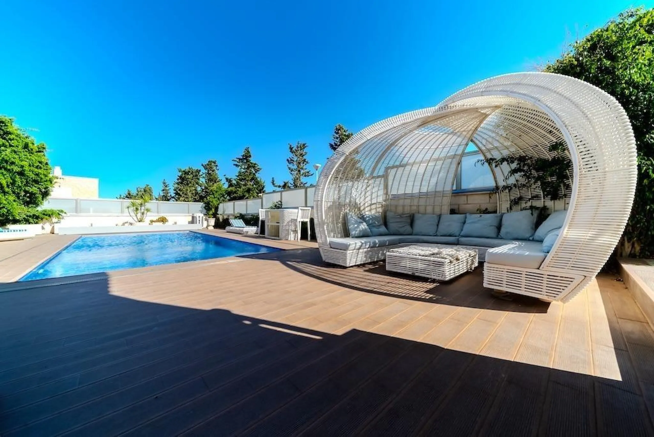 VILLA DE LUJO A 300 METROS DE PLAYA DE LA MATA. 5 DORM. 4 BAÑOS. SUPERFICIE 438 M2. PARCELA 790 M2.