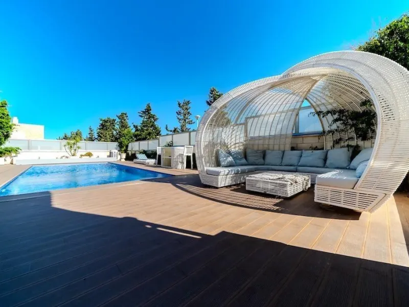 VILLA DE LUJO A 300 METROS DE PLAYA DE LA MATA. 5 DORM. 4 BAÑOS. SUPERFICIE 438 M2. PARCELA 790 M2.