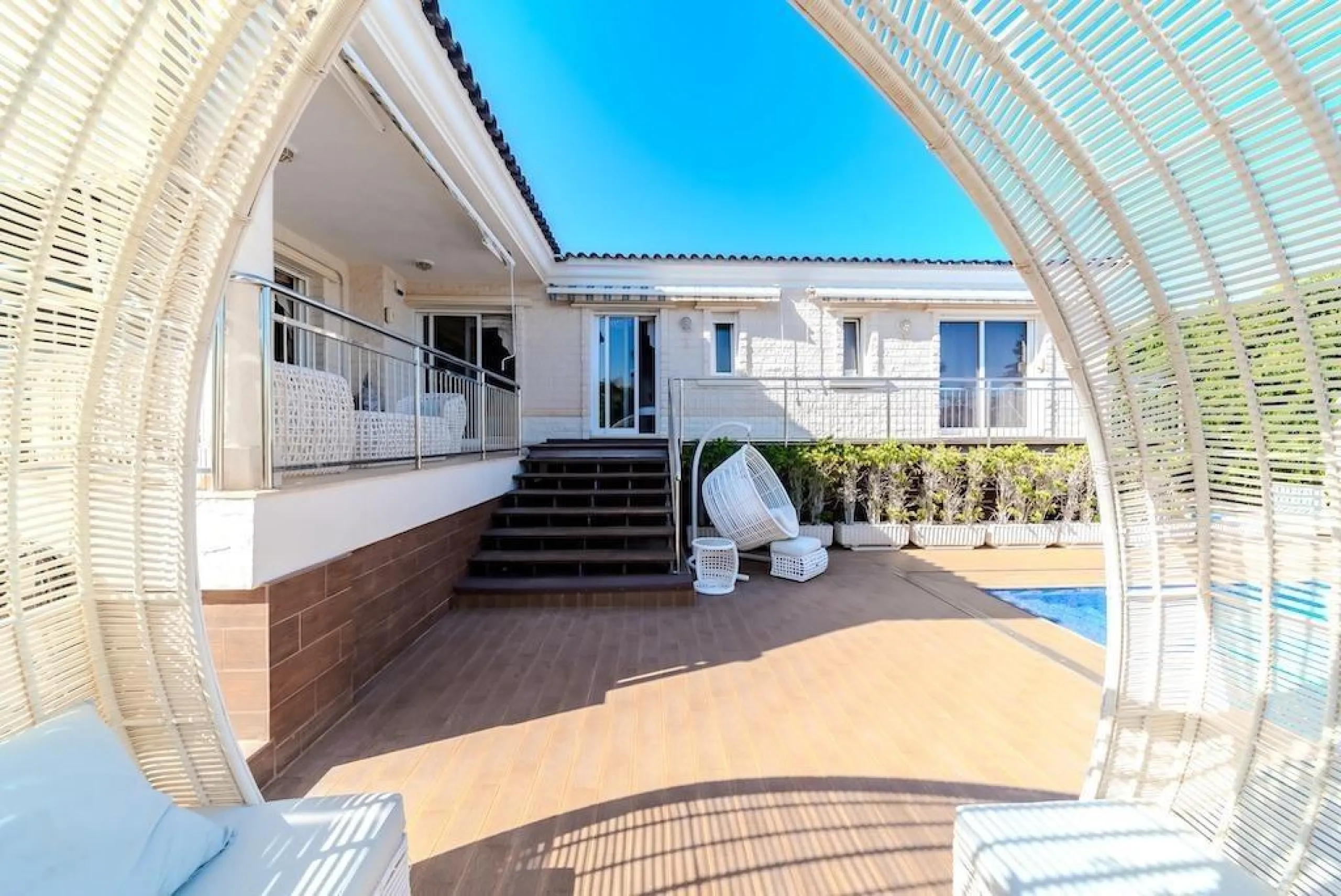 VILLA DE LUJO A 300 METROS DE PLAYA DE LA MATA. 5 DORM. 4 BAÑOS. SUPERFICIE 438 M2. PARCELA 790 M2.