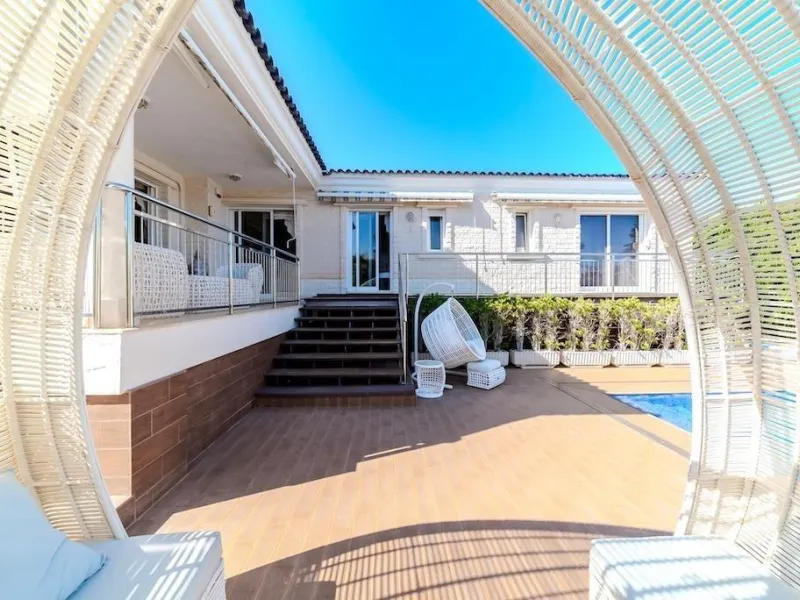 VILLA DE LUJO A 300 METROS DE PLAYA DE LA MATA. 5 DORM. 4 BAÑOS. SUPERFICIE 438 M2. PARCELA 790 M2.