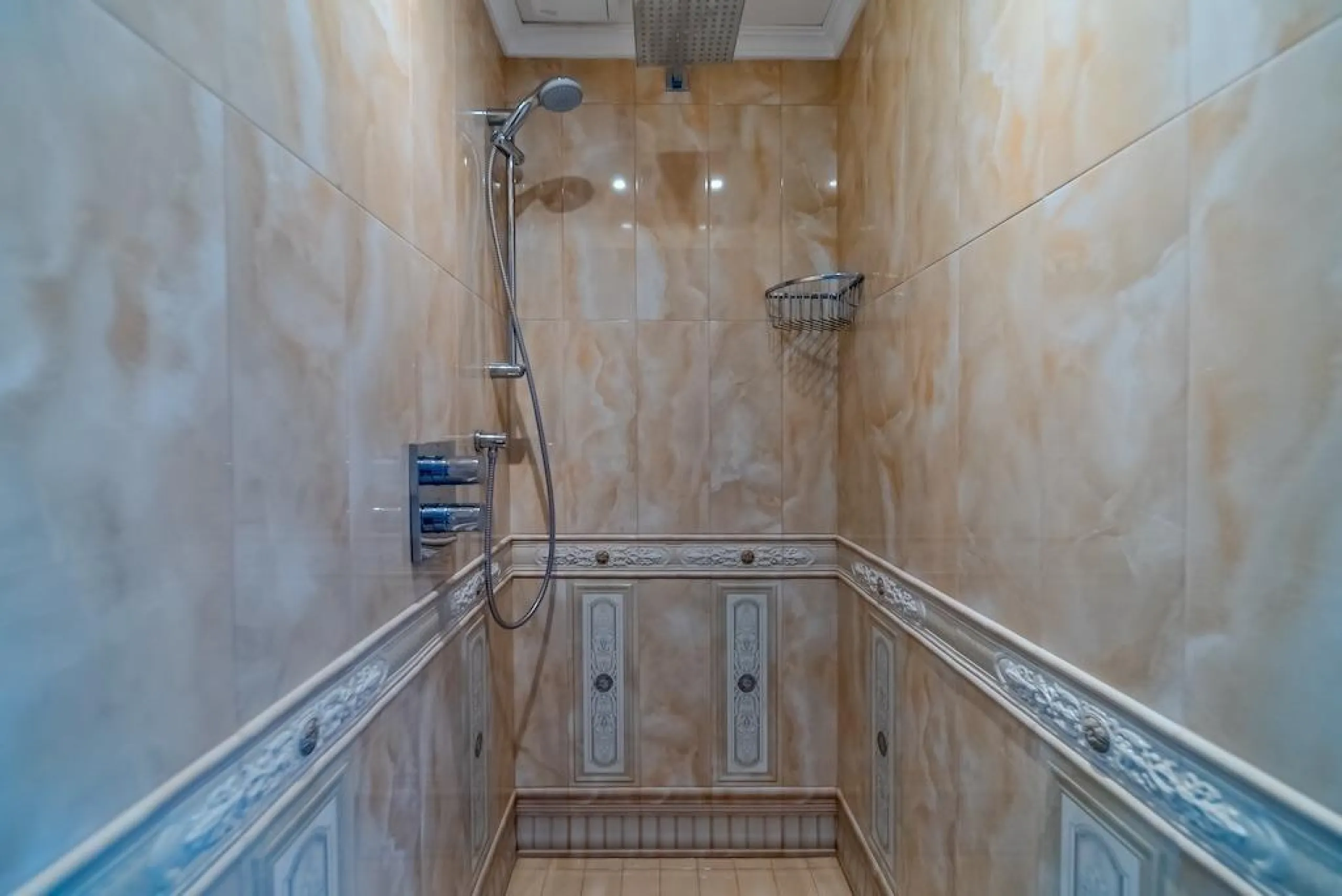 VILLA DE LUJO A 300 METROS DE PLAYA DE LA MATA. 5 DORM. 4 BAÑOS. SUPERFICIE 438 M2. PARCELA 790 M2.