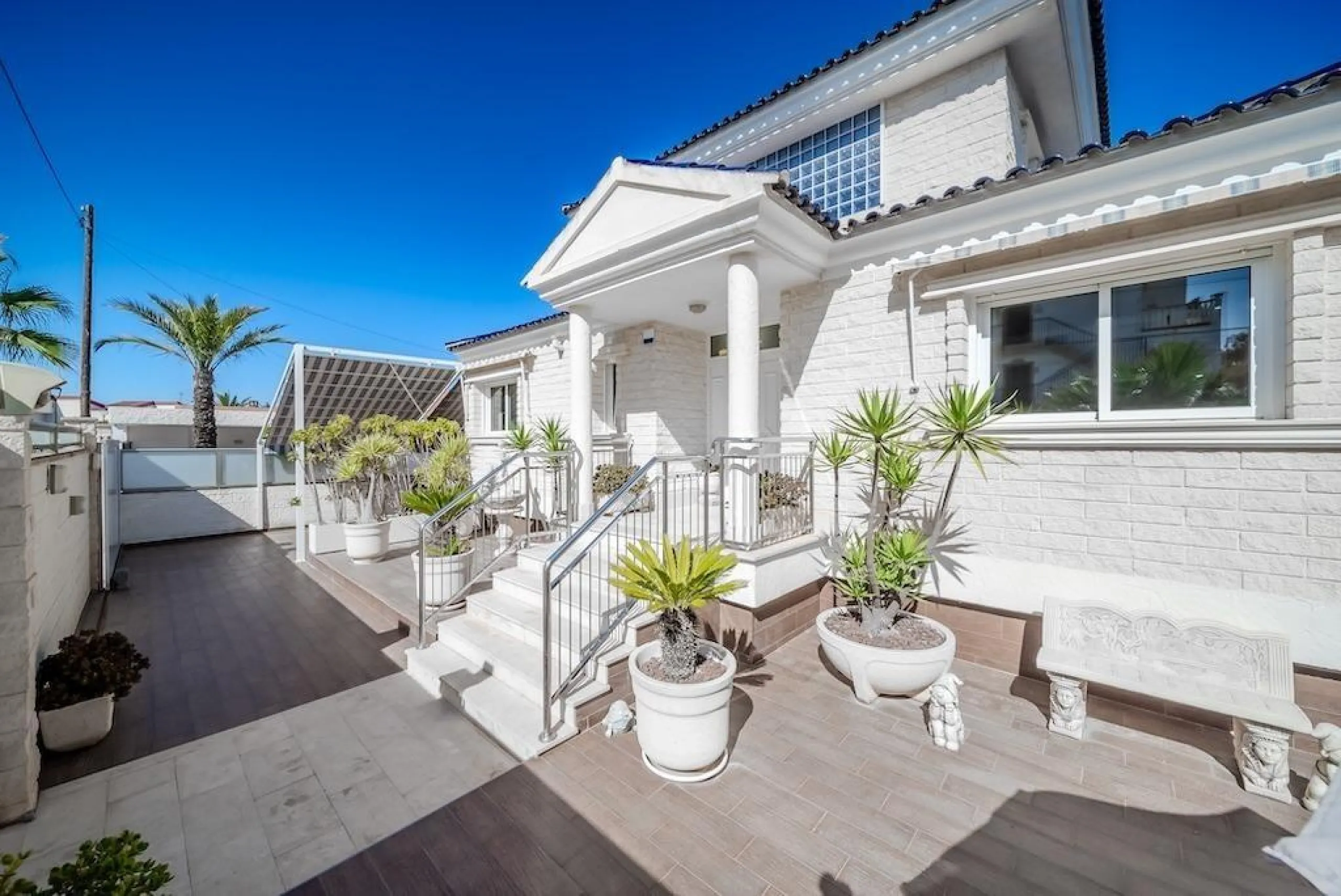 VILLA DE LUJO A 300 METROS DE PLAYA DE LA MATA. 5 DORM. 4 BAÑOS. SUPERFICIE 438 M2. PARCELA 790 M2.