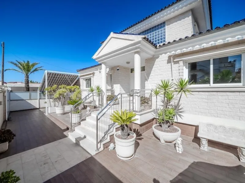 VILLA DE LUJO A 300 METROS DE PLAYA DE LA MATA. 5 DORM. 4 BAÑOS. SUPERFICIE 438 M2. PARCELA 790 M2.