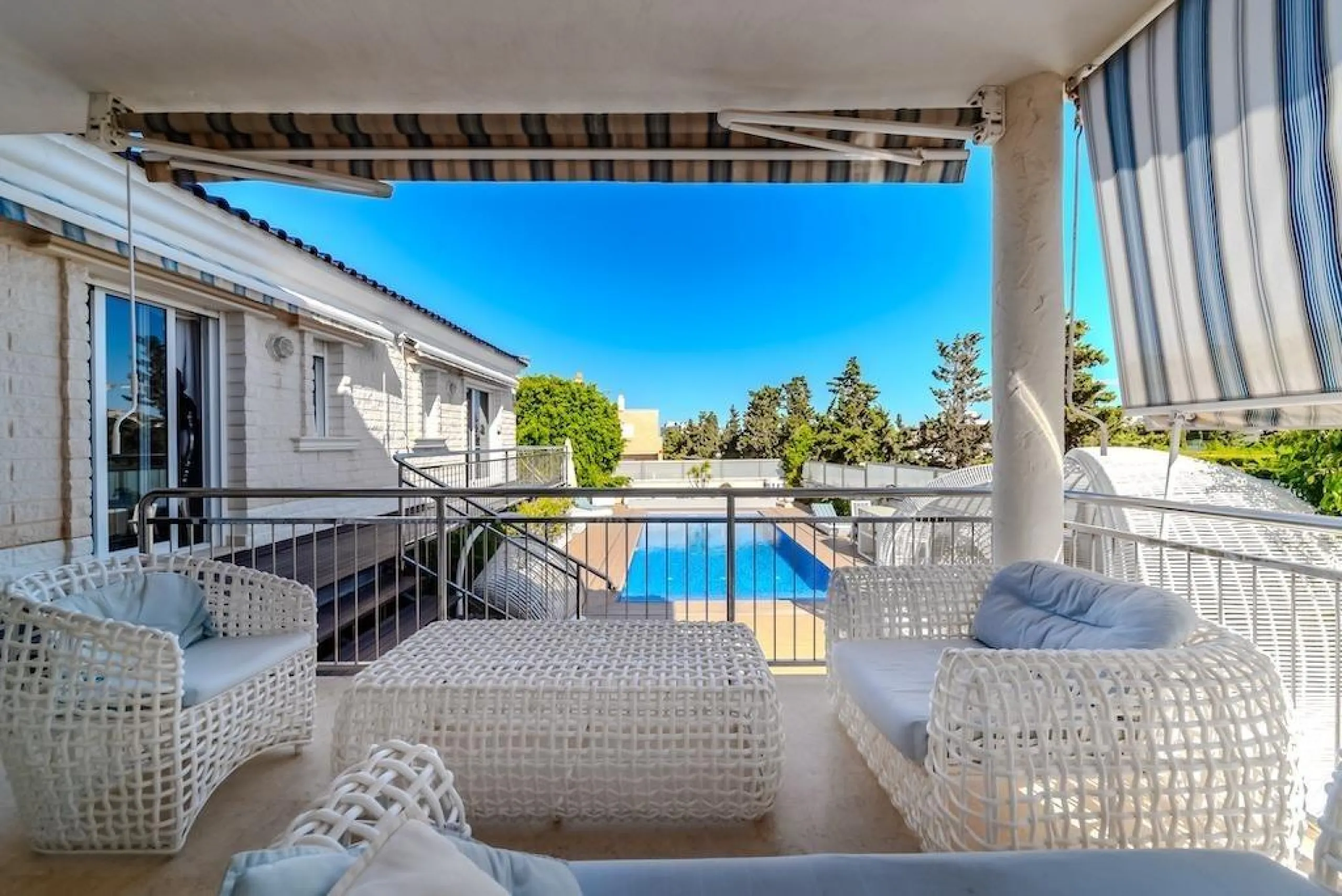 VILLA DE LUJO A 300 METROS DE PLAYA DE LA MATA. 5 DORM. 4 BAÑOS. SUPERFICIE 438 M2. PARCELA 790 M2.