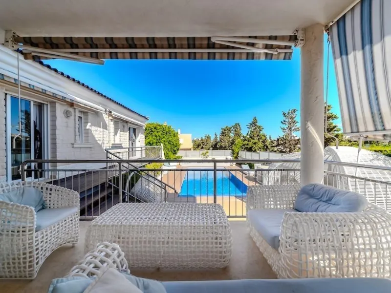 VILLA DE LUJO A 300 METROS DE PLAYA DE LA MATA. 5 DORM. 4 BAÑOS. SUPERFICIE 438 M2. PARCELA 790 M2.