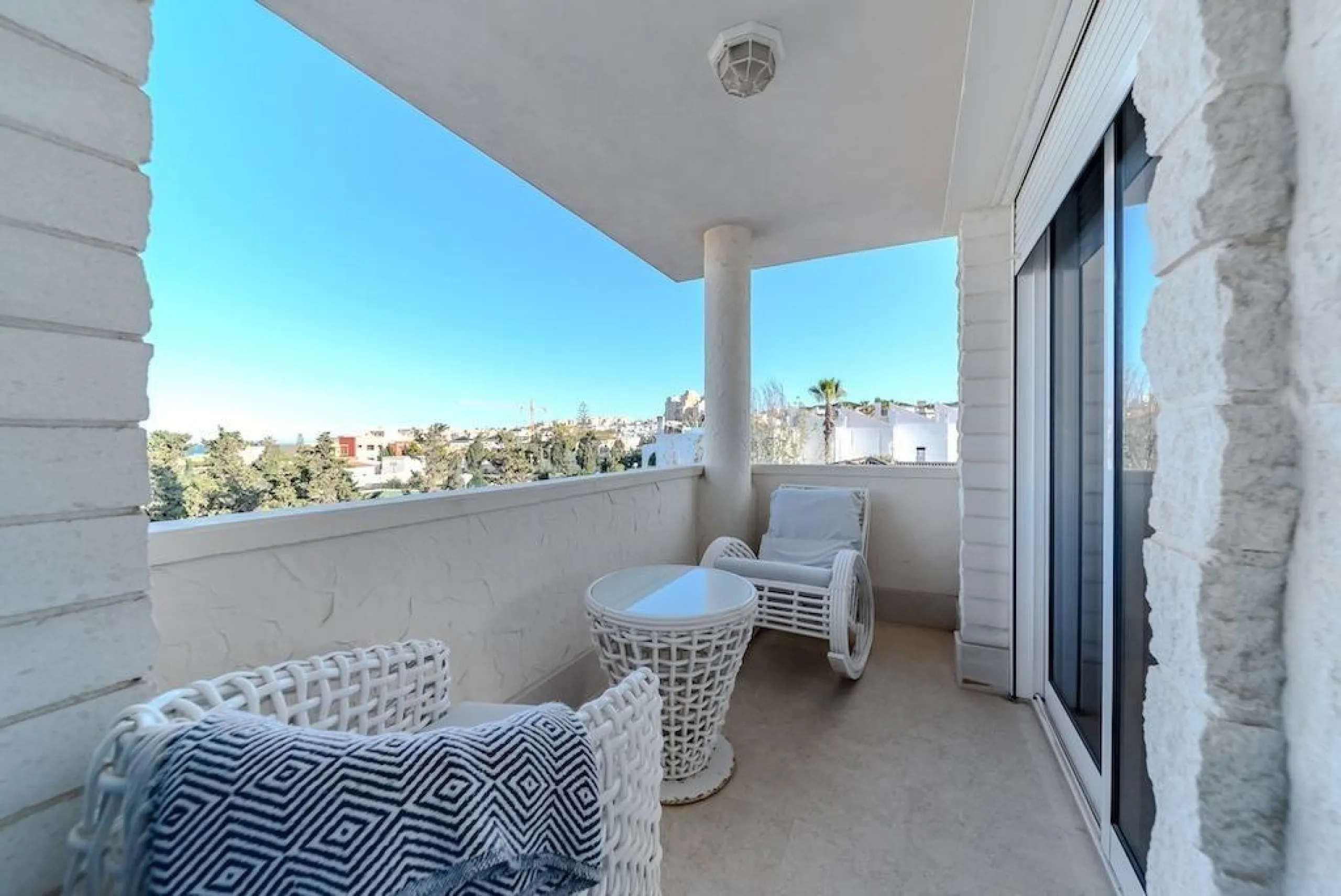 VILLA DE LUJO A 300 METROS DE PLAYA DE LA MATA. 5 DORM. 4 BAÑOS. SUPERFICIE 438 M2. PARCELA 790 M2.