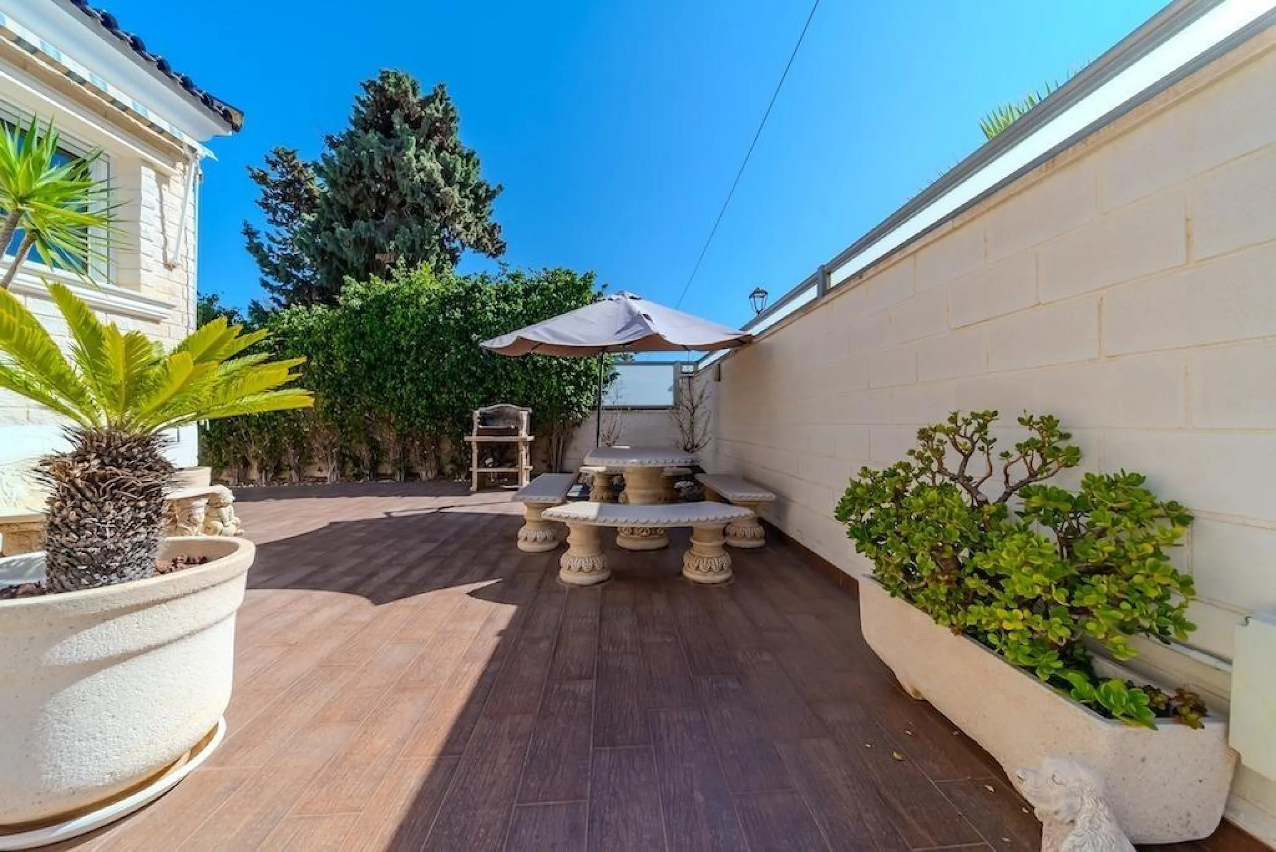 VILLA DE LUJO A 300 METROS DE PLAYA DE LA MATA. 5 DORM. 4 BAÑOS. SUPERFICIE 438 M2. PARCELA 790 M2.