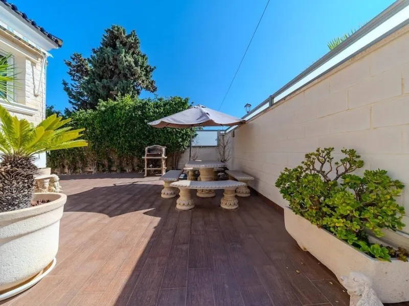 VILLA DE LUJO A 300 METROS DE PLAYA DE LA MATA. 5 DORM. 4 BAÑOS. SUPERFICIE 438 M2. PARCELA 790 M2.