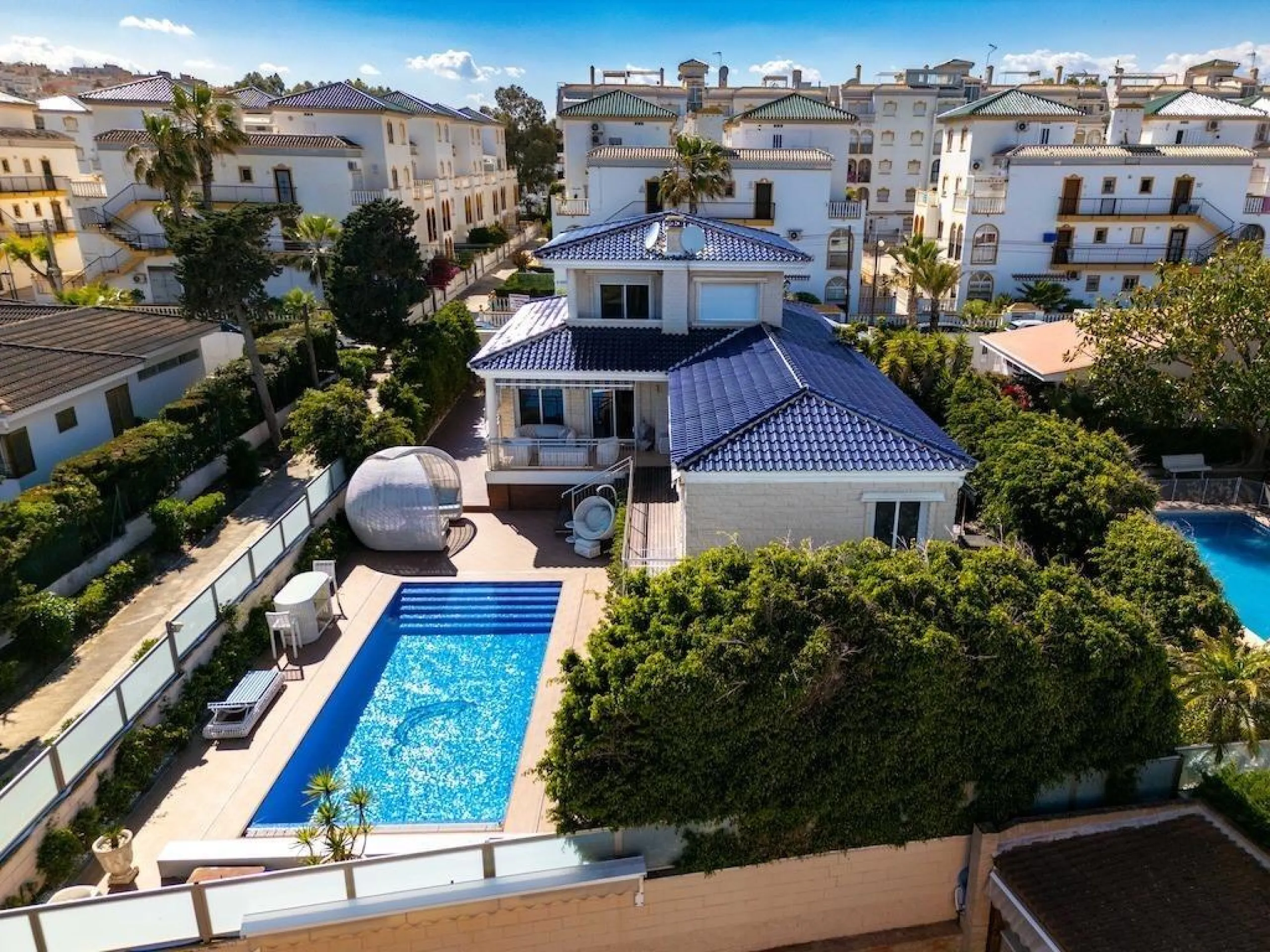 VILLA DE LUJO A 300 METROS DE PLAYA DE LA MATA. 5 DORM. 4 BAÑOS. SUPERFICIE 438 M2. PARCELA 790 M2.