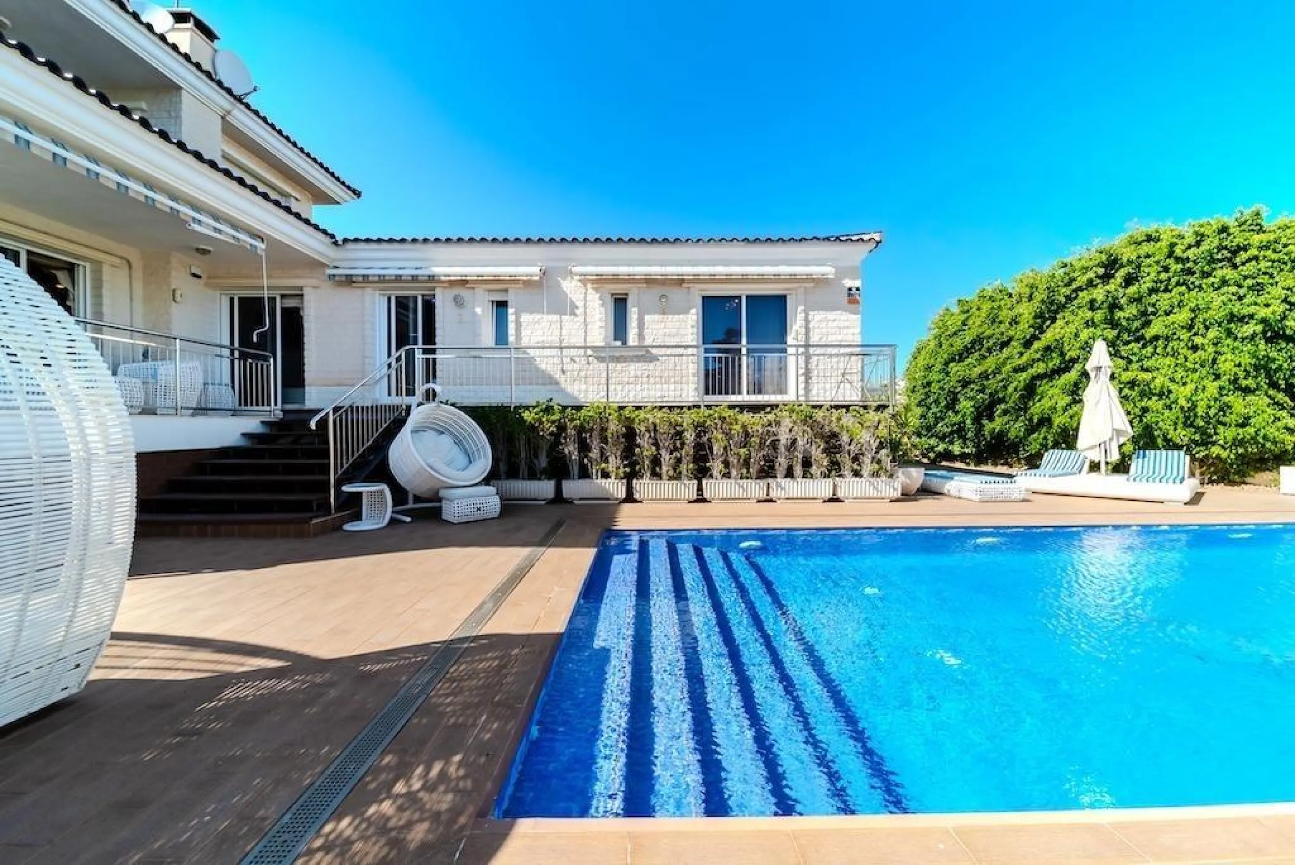 VILLA DE LUJO A 300 METROS DE PLAYA DE LA MATA. 5 DORM. 4 BAÑOS. SUPERFICIE 438 M2. PARCELA 790 M2.