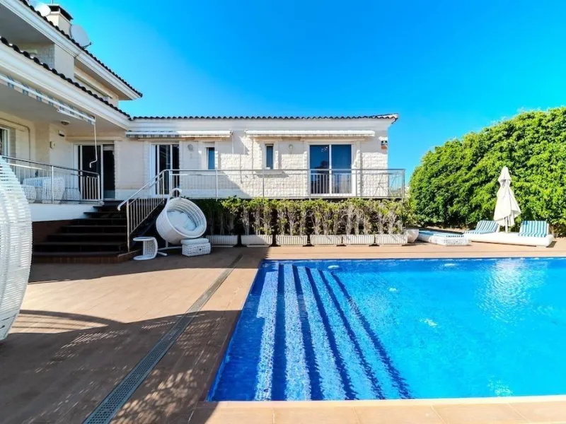 VILLA DE LUJO A 300 METROS DE PLAYA DE LA MATA. 5 DORM. 4 BAÑOS. SUPERFICIE 438 M2. PARCELA 790 M2.