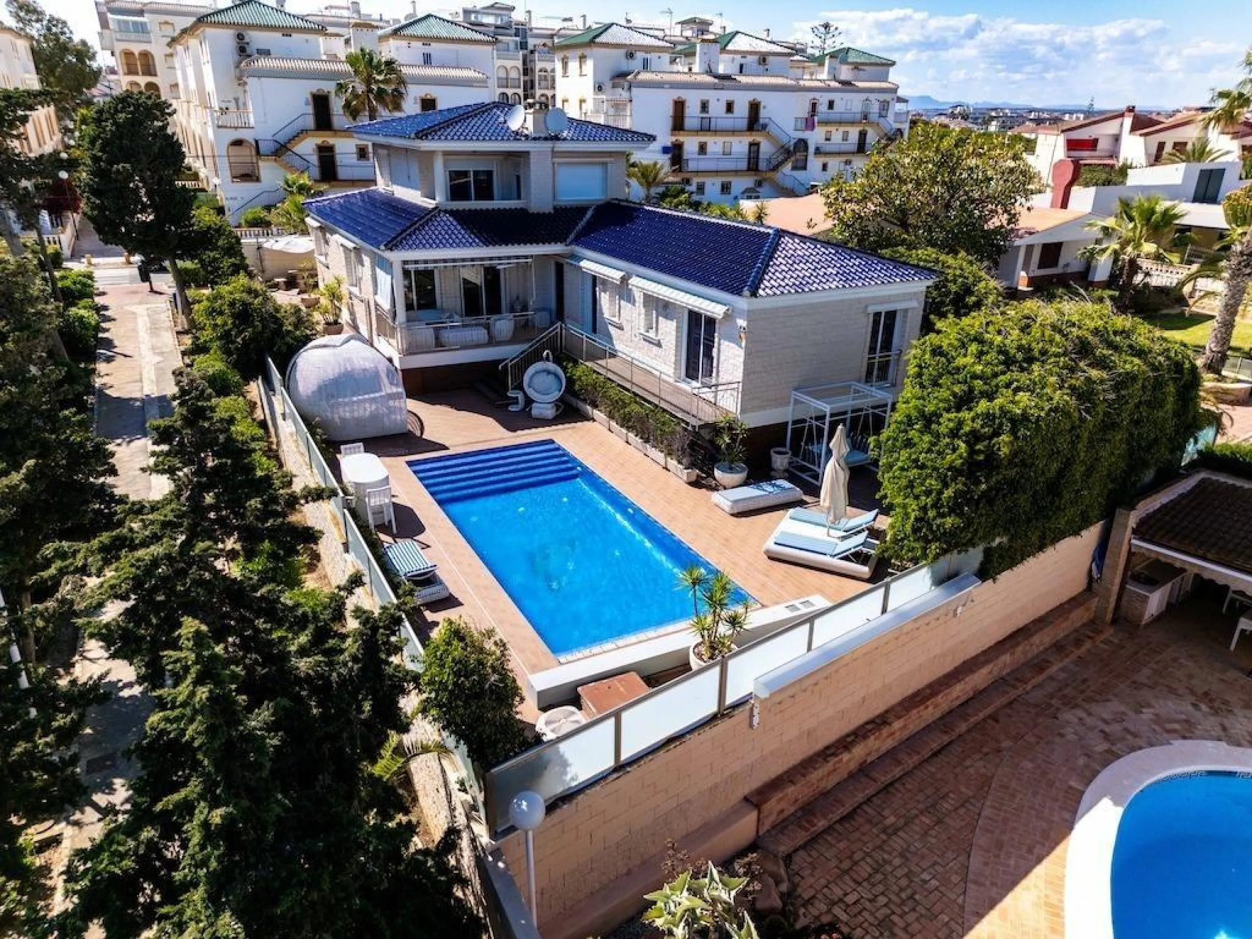 VILLA DE LUJO A 300 METROS DE PLAYA DE LA MATA. 5 DORM. 4 BAÑOS. SUPERFICIE 438 M2. PARCELA 790 M2.