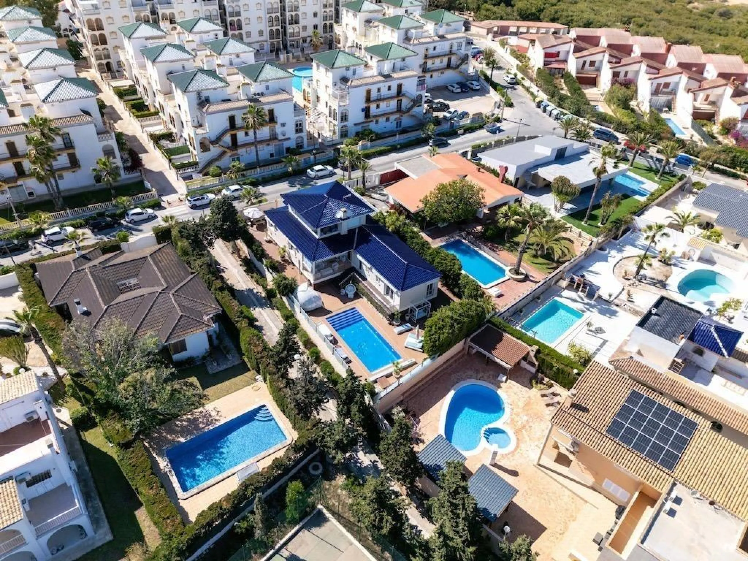 VILLA DE LUJO A 300 METROS DE PLAYA DE LA MATA. 5 DORM. 4 BAÑOS. SUPERFICIE 438 M2. PARCELA 790 M2.