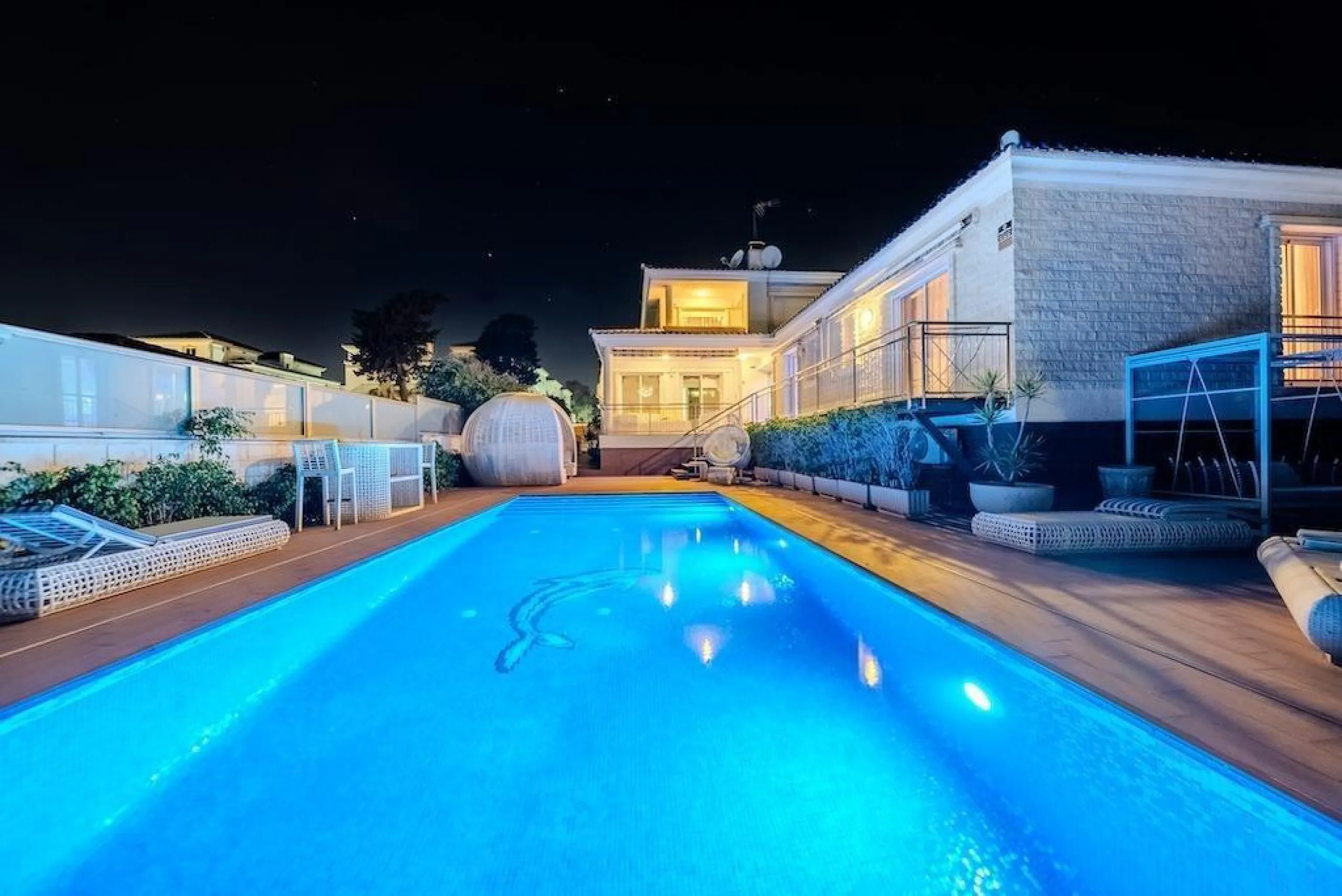 VILLA DE LUJO A 300 METROS DE PLAYA DE LA MATA. 5 DORM. 4 BAÑOS. SUPERFICIE 438 M2. PARCELA 790 M2.