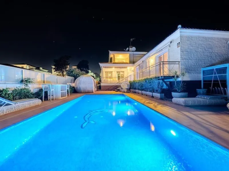 VILLA DE LUJO A 300 METROS DE PLAYA DE LA MATA. 5 DORM. 4 BAÑOS. SUPERFICIE 438 M2. PARCELA 790 M2.