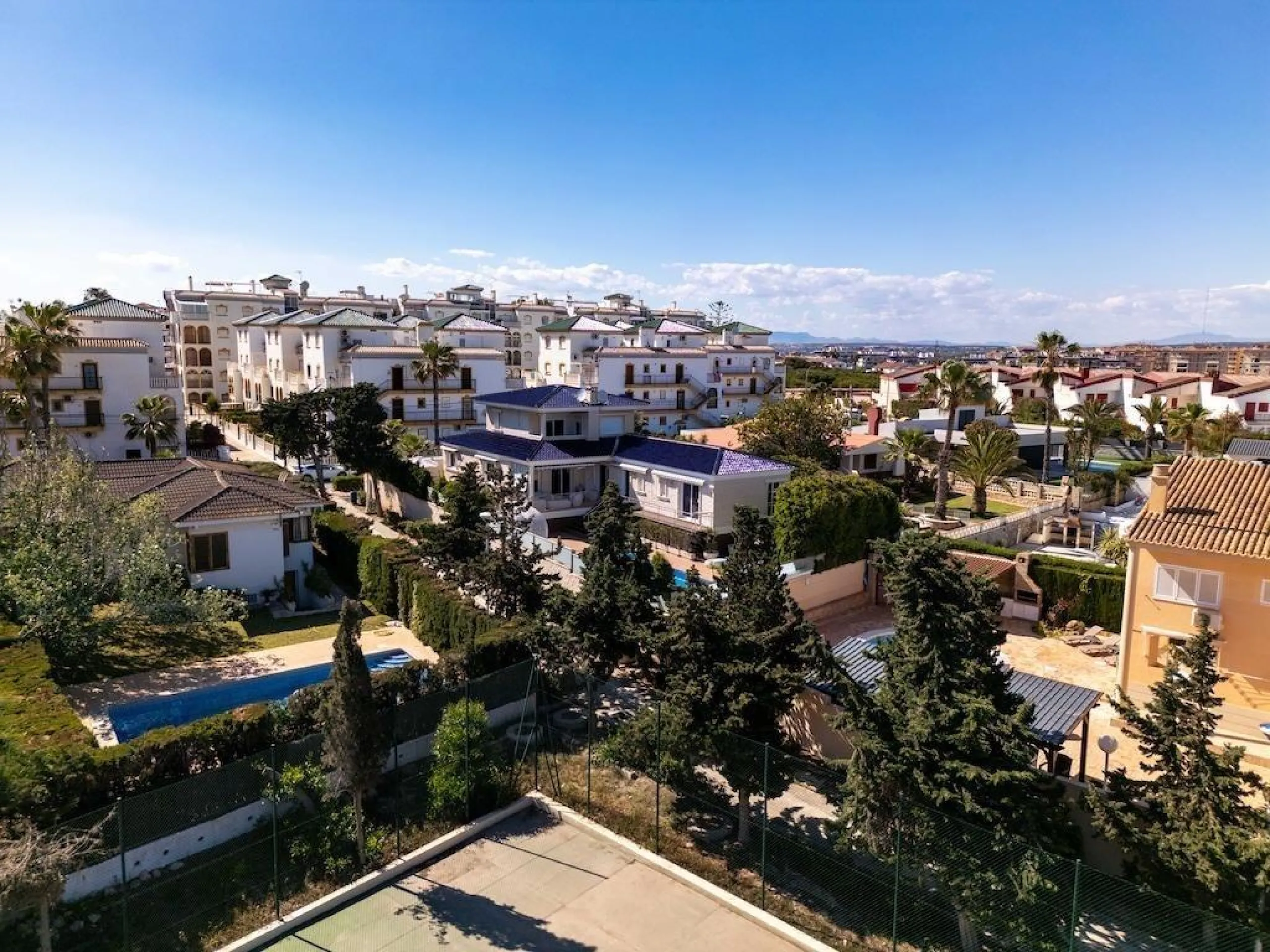 VILLA DE LUJO A 300 METROS DE PLAYA DE LA MATA. 5 DORM. 4 BAÑOS. SUPERFICIE 438 M2. PARCELA 790 M2.