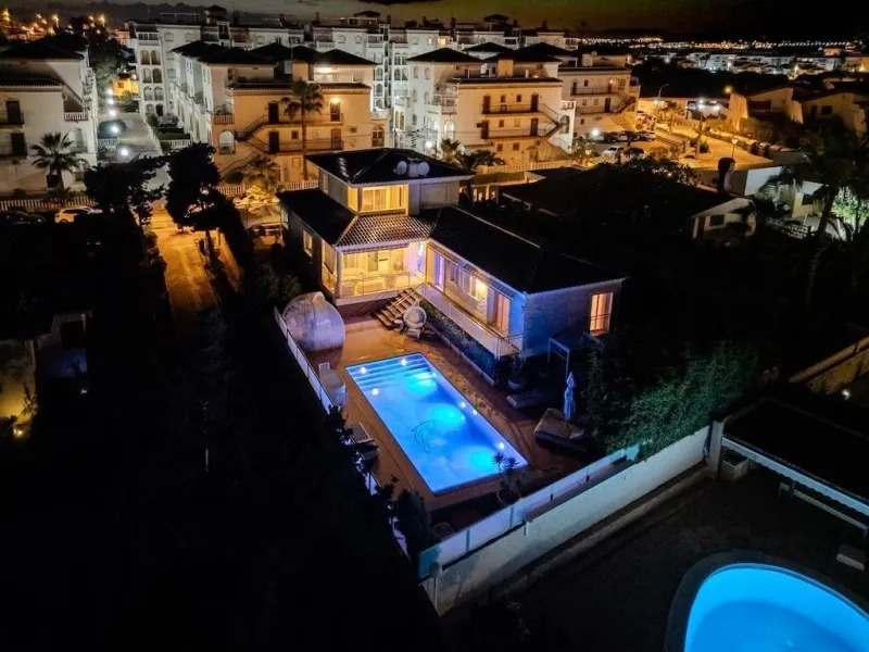 VILLA DE LUJO A 300 METROS DE PLAYA DE LA MATA. 5 DORM. 4 BAÑOS. SUPERFICIE 438 M2. PARCELA 790 M2.