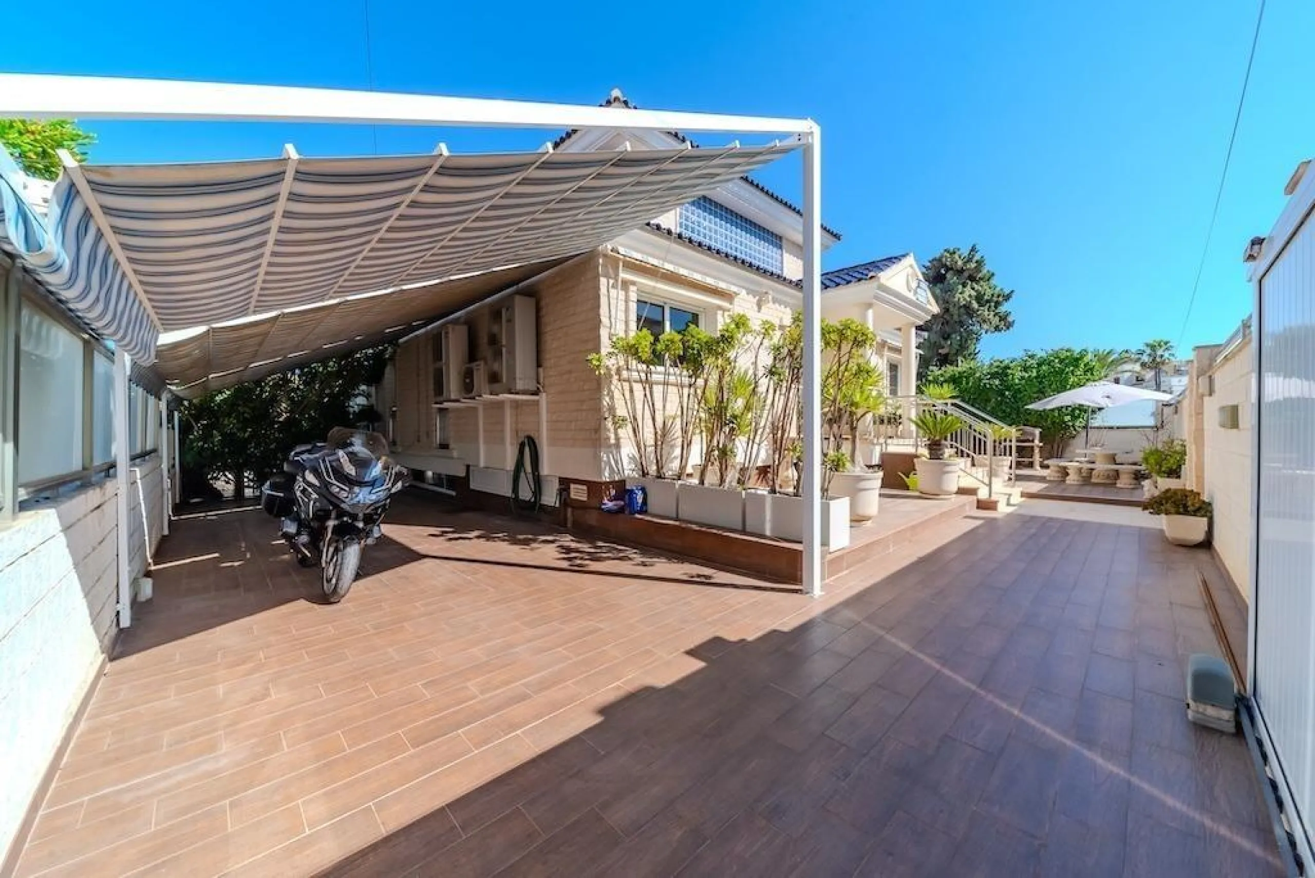 VILLA DE LUJO A 300 METROS DE PLAYA DE LA MATA. 5 DORM. 4 BAÑOS. SUPERFICIE 438 M2. PARCELA 790 M2.