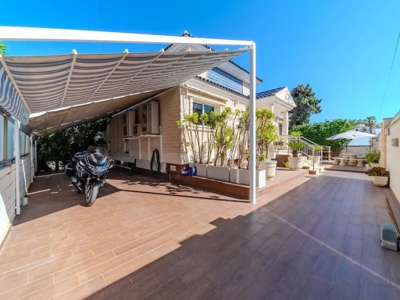VILLA DE LUJO A 300 METROS DE PLAYA DE LA MATA. 5 DORM. 4 BAÑOS. SUPERFICIE 438 M2. PARCELA 790 M2.