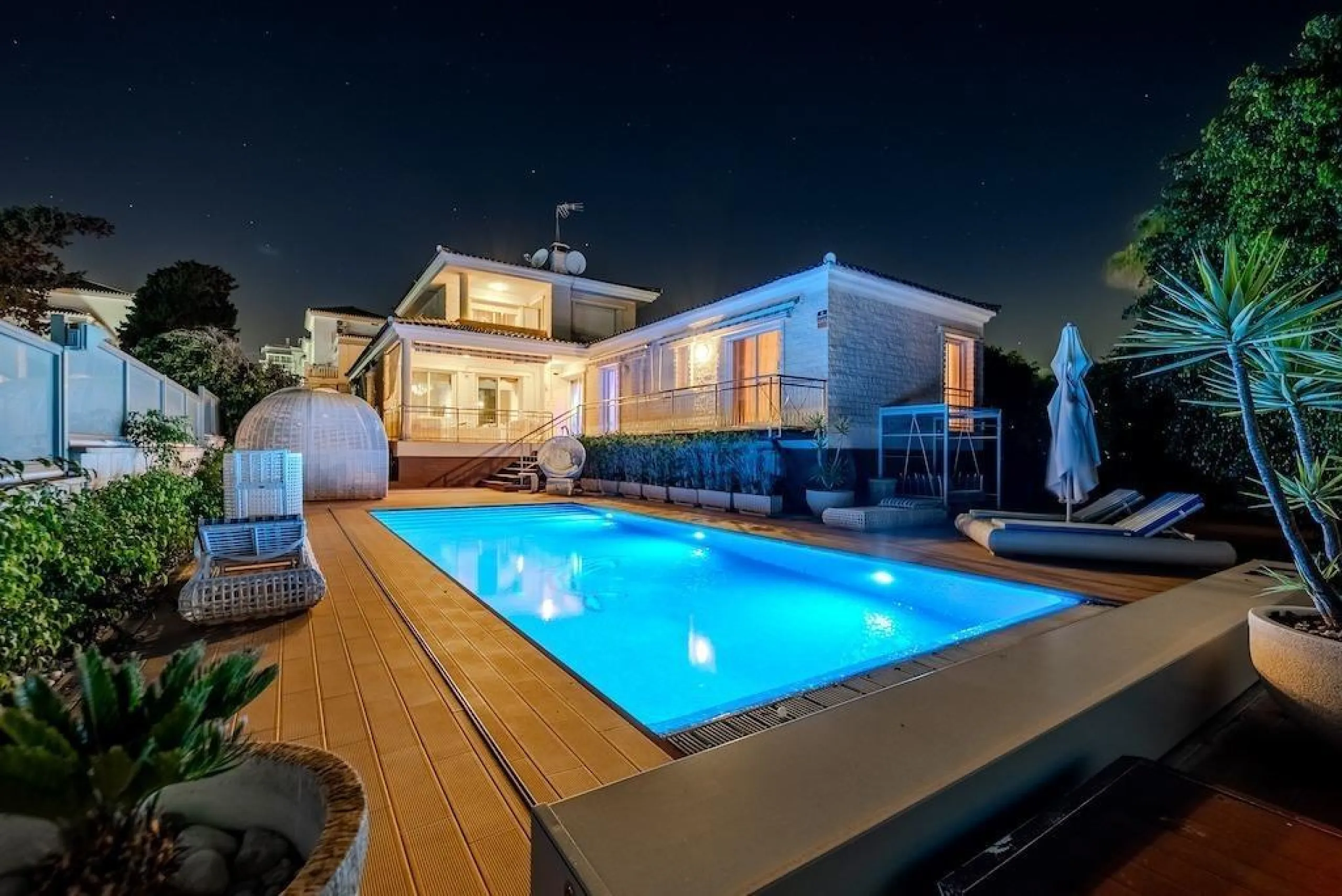 VILLA DE LUJO A 300 METROS DE PLAYA DE LA MATA. 5 DORM. 4 BAÑOS. SUPERFICIE 438 M2. PARCELA 790 M2.