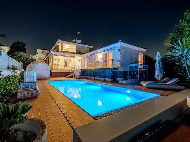 VILLA DE LUJO A 300 METROS DE PLAYA DE LA MATA. 5 DORM. 4 BAÑOS. SUPERFICIE 438 M2. PARCELA 790 M2.
