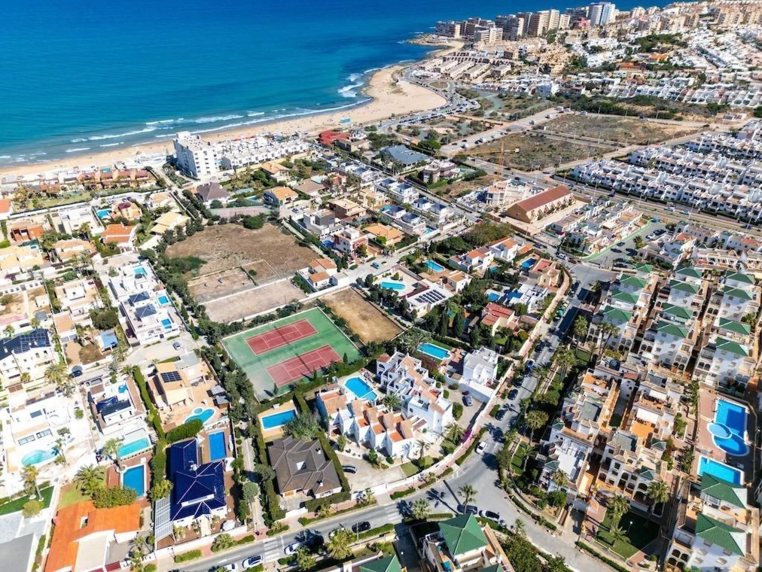 VILLA DE LUJO A 300 METROS DE PLAYA DE LA MATA. 5 DORM. 4 BAÑOS. SUPERFICIE 438 M2. PARCELA 790 M2.