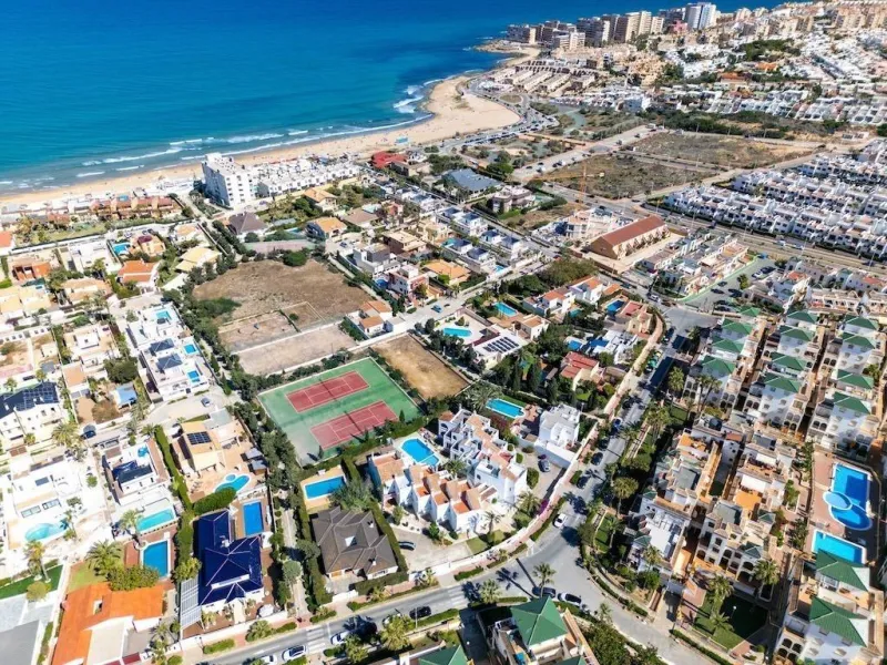VILLA DE LUJO A 300 METROS DE PLAYA DE LA MATA. 5 DORM. 4 BAÑOS. SUPERFICIE 438 M2. PARCELA 790 M2.