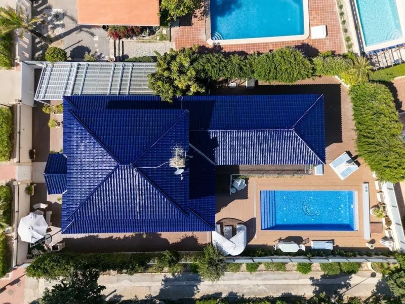 VILLA DE LUJO A 300 METROS DE PLAYA DE LA MATA. 5 DORM. 4 BAÑOS. SUPERFICIE 438 M2. PARCELA 790 M2.