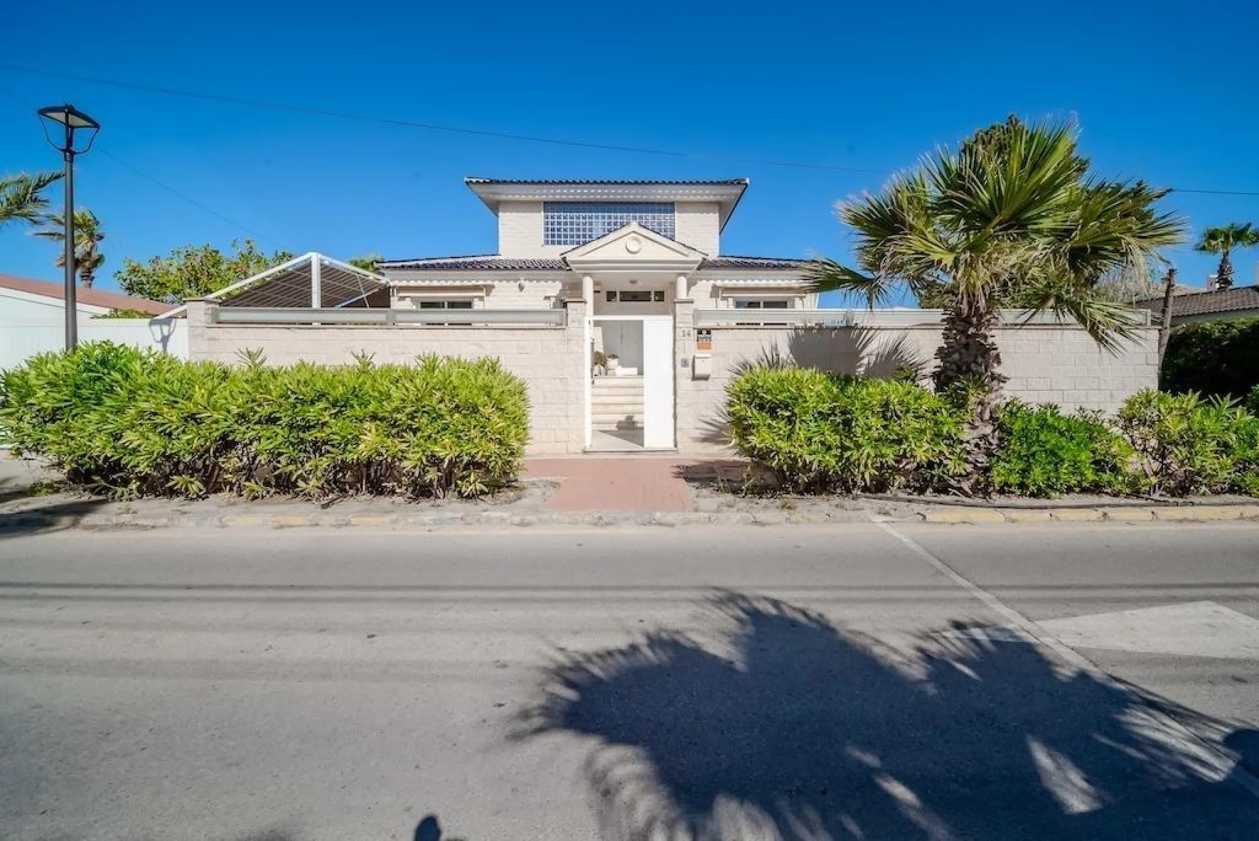 VILLA DE LUJO A 300 METROS DE PLAYA DE LA MATA. 5 DORM. 4 BAÑOS. SUPERFICIE 438 M2. PARCELA 790 M2.