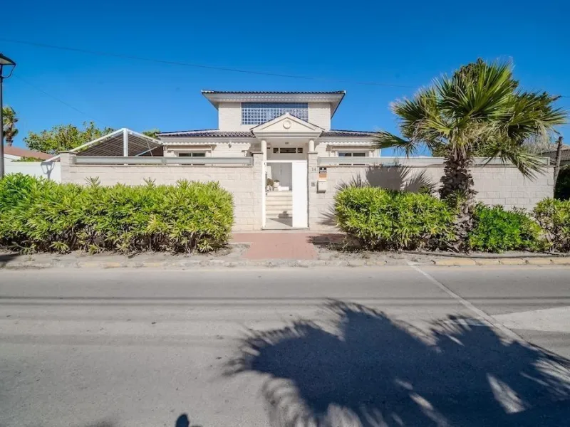 VILLA DE LUJO A 300 METROS DE PLAYA DE LA MATA. 5 DORM. 4 BAÑOS. SUPERFICIE 438 M2. PARCELA 790 M2.