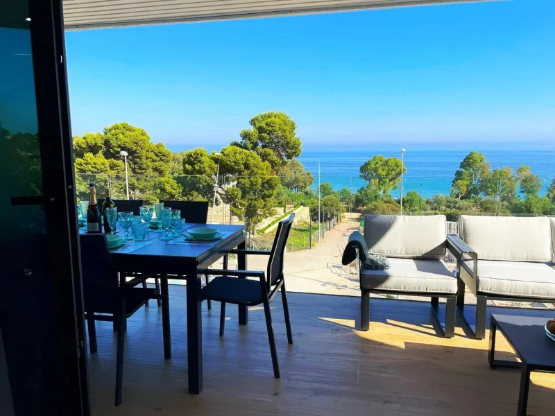 Modernos apartamentos nuevos en la orilla del mar Mediterráneo 🏖️