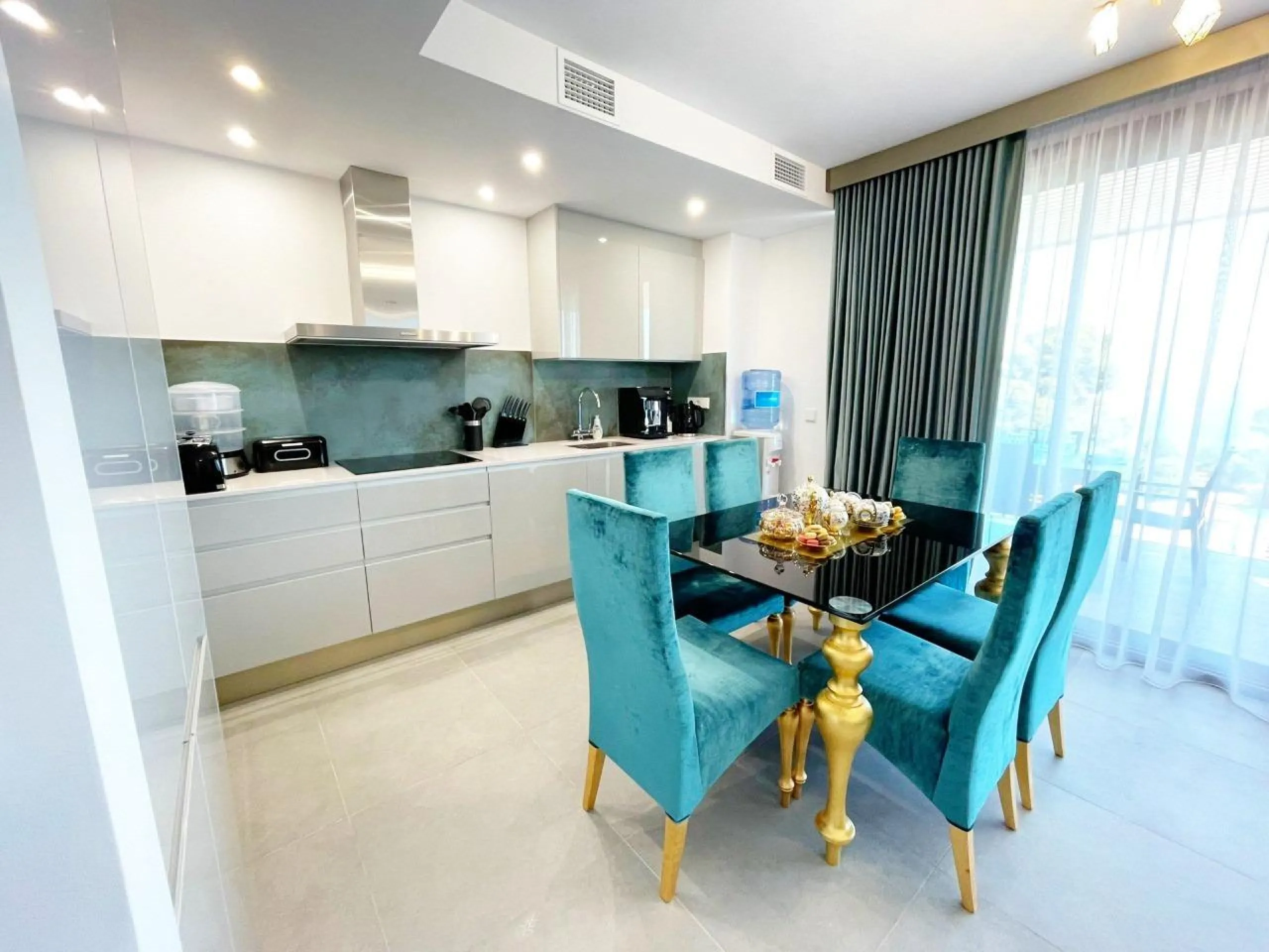 Modernos apartamentos nuevos en la orilla del mar Mediterráneo 🏖️