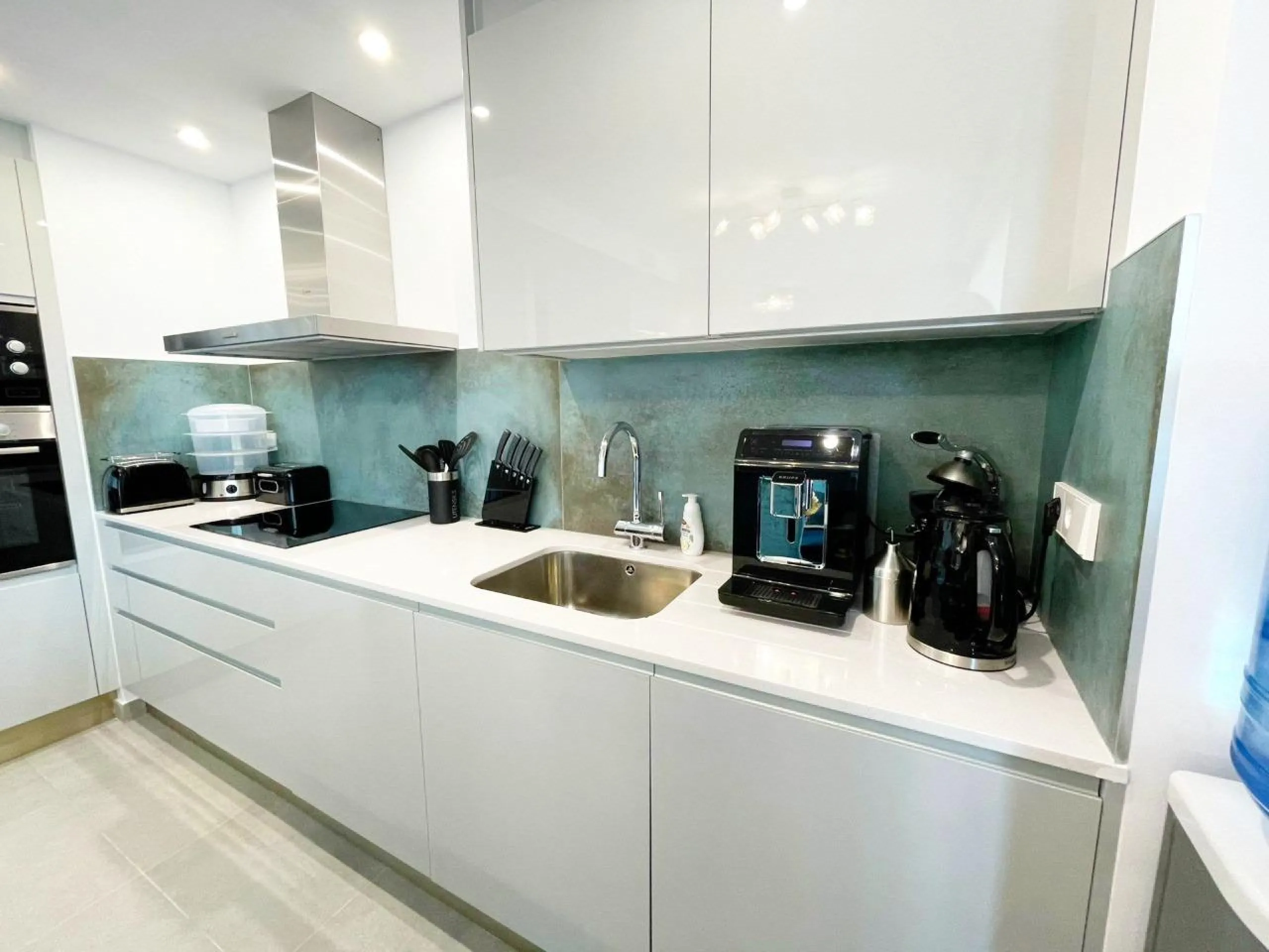 Modernos apartamentos nuevos en la orilla del mar Mediterráneo 🏖️
