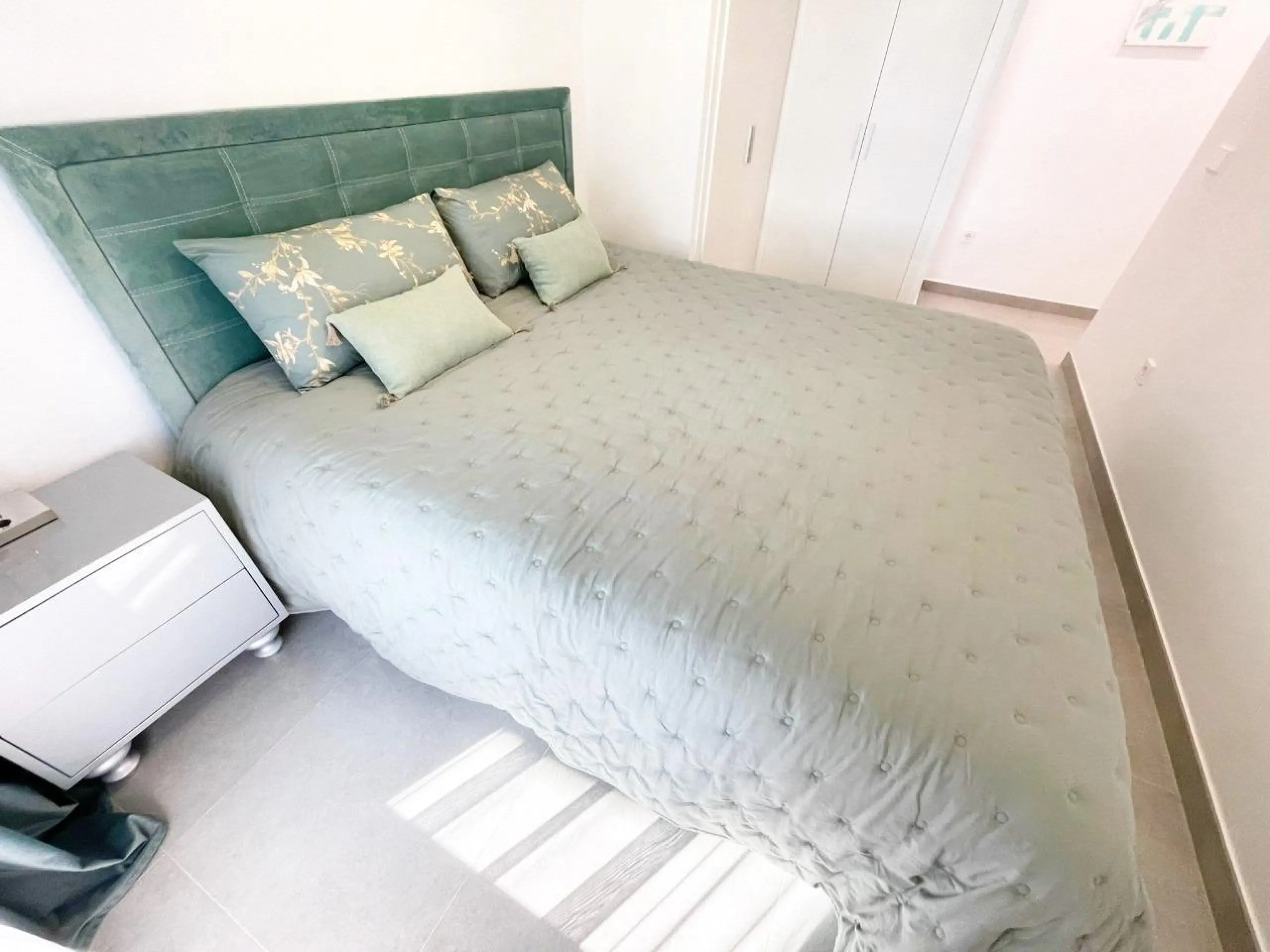 Modernos apartamentos nuevos en la orilla del mar Mediterráneo 🏖️