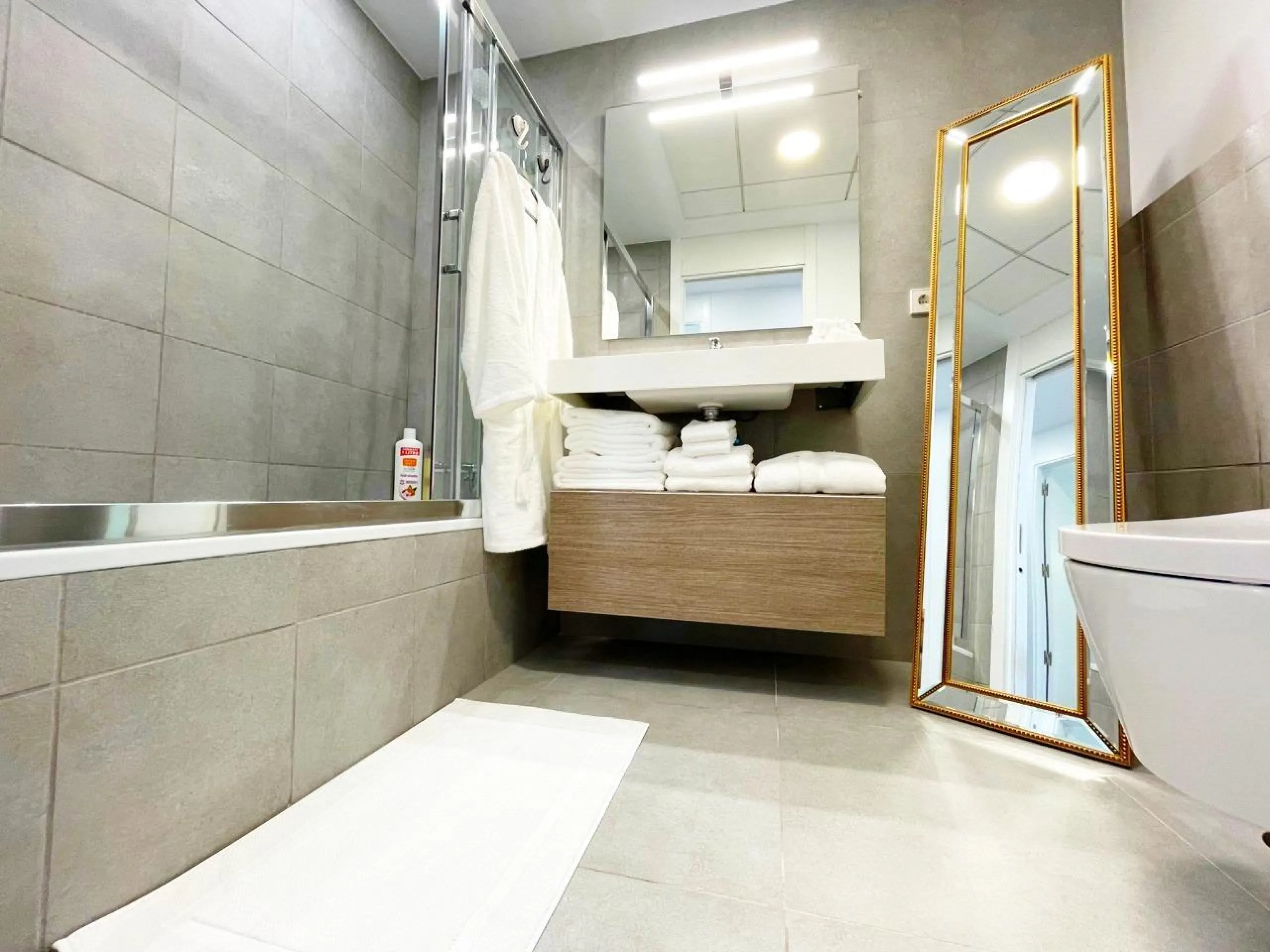 Modernos apartamentos nuevos en la orilla del mar Mediterráneo 🏖️