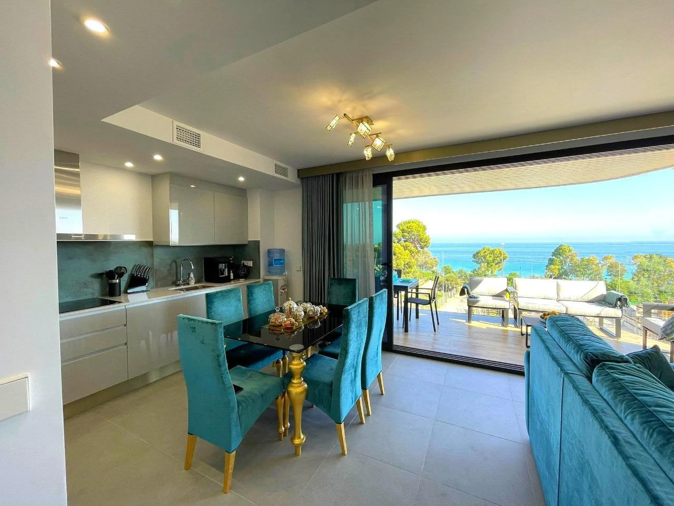 Modernos apartamentos nuevos en la orilla del mar Mediterráneo 🏖️