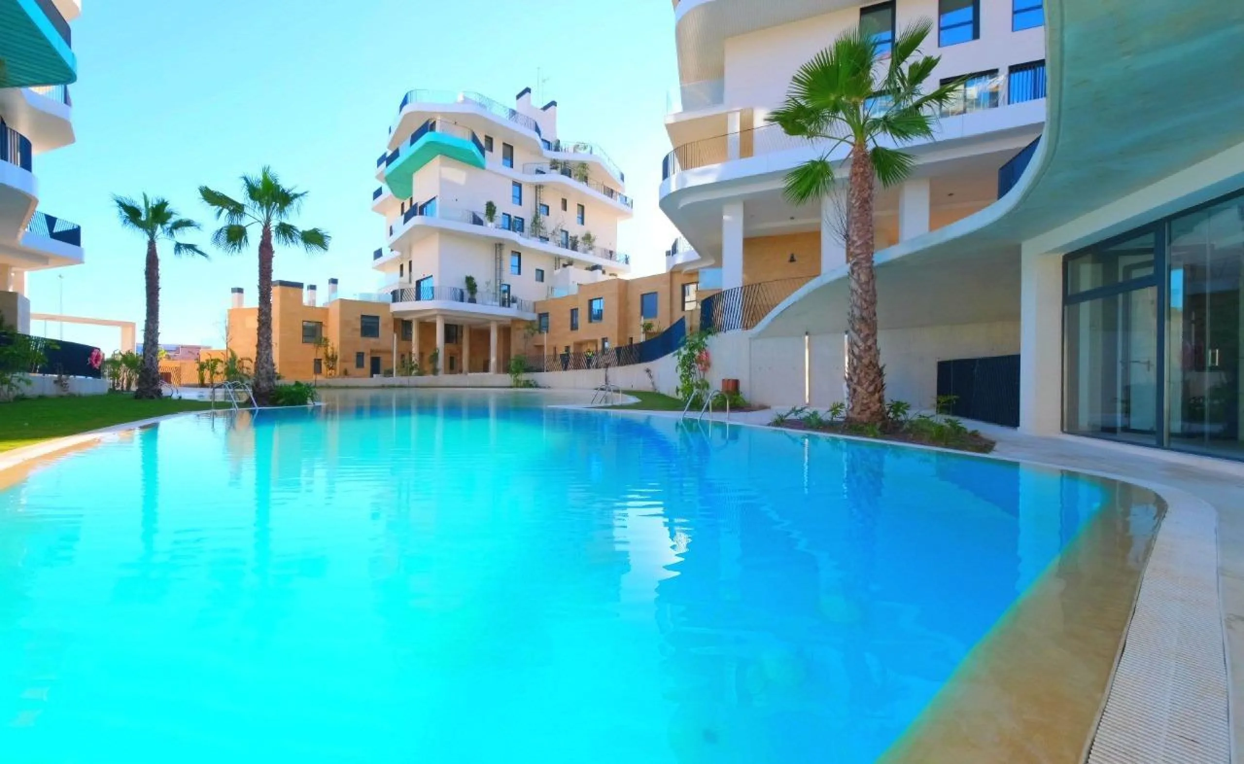 Modernos apartamentos nuevos en la orilla del mar Mediterráneo 🏖️