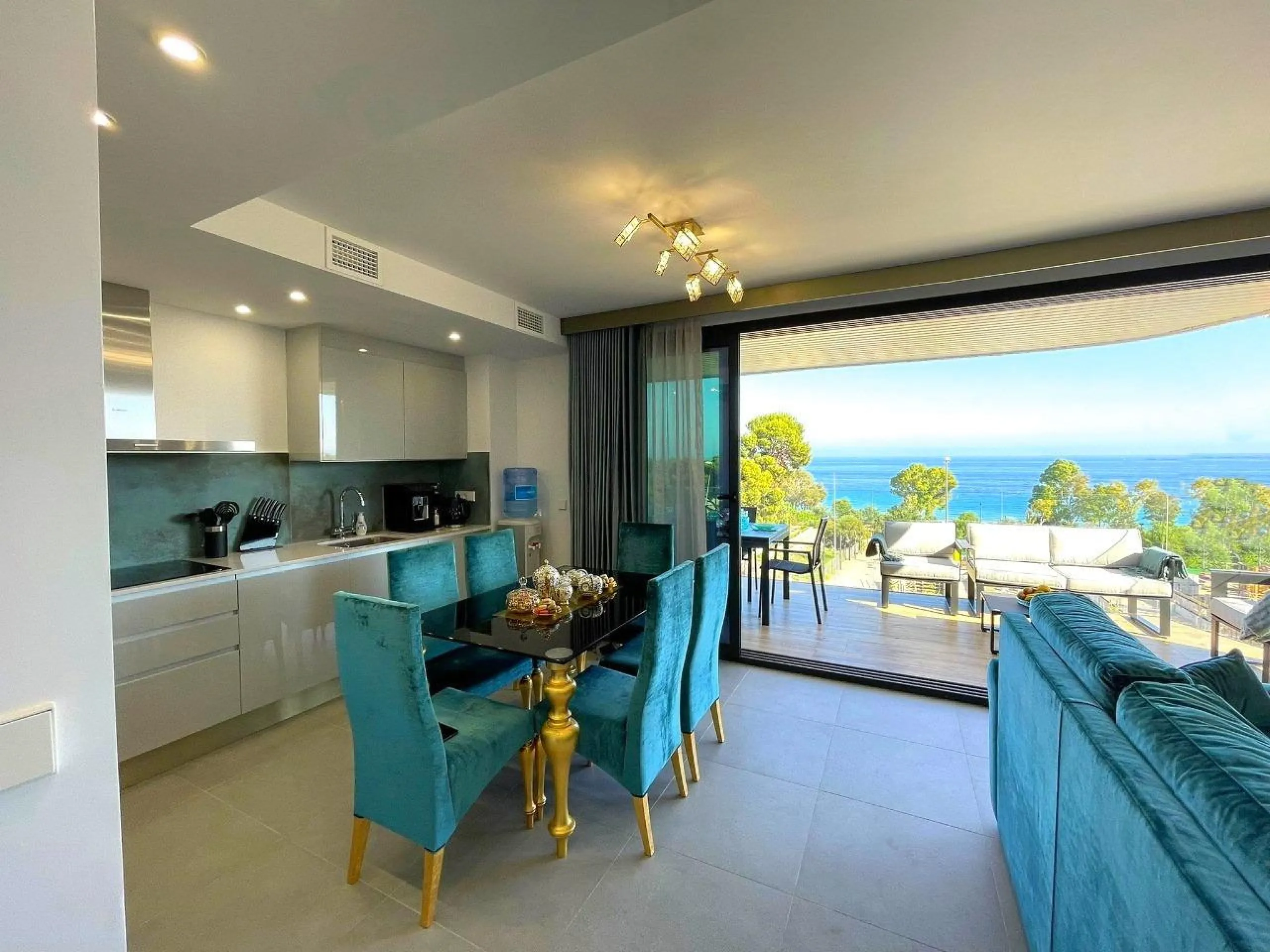 Modernos apartamentos nuevos en la orilla del mar Mediterráneo 🏖️