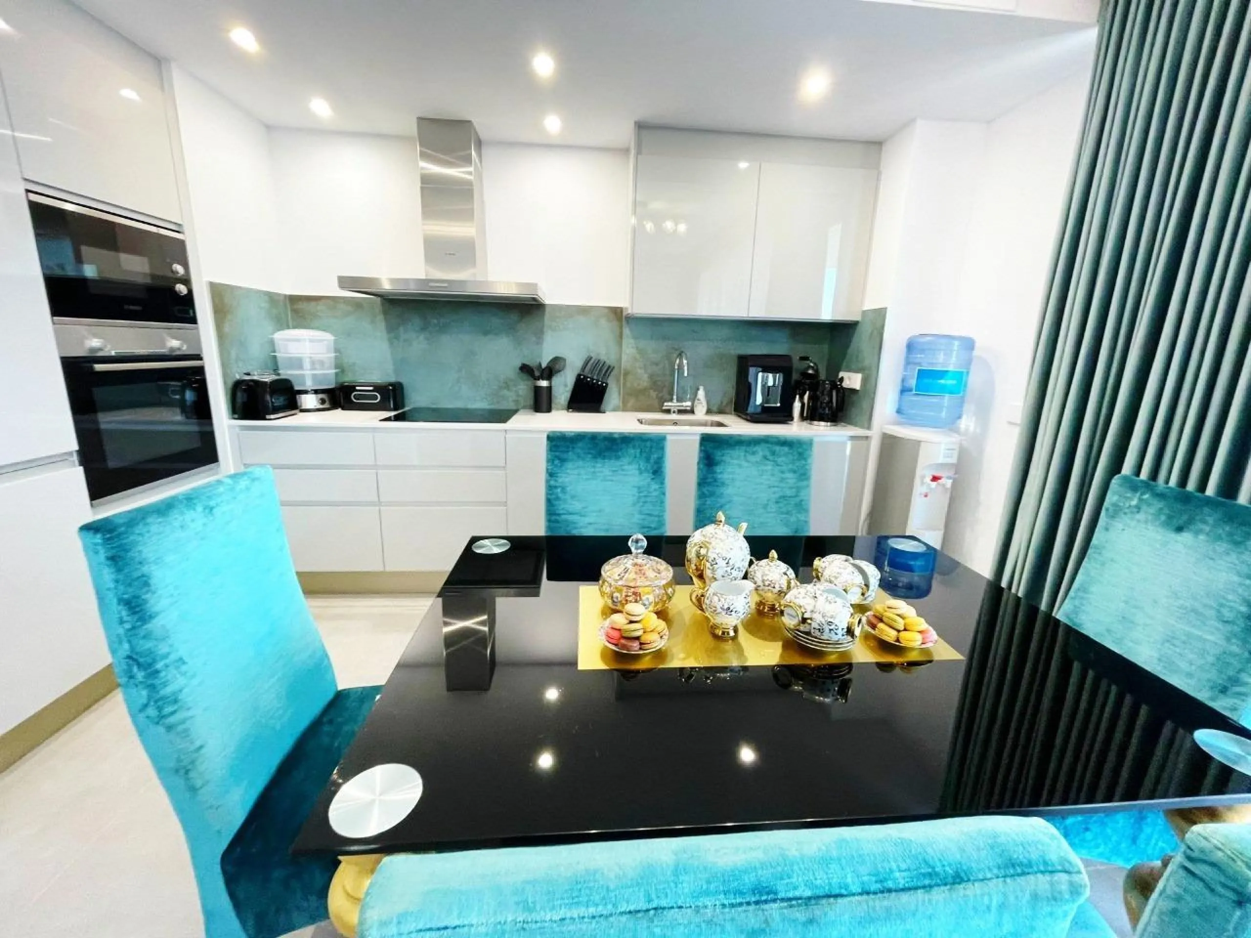 Modernos apartamentos nuevos en la orilla del mar Mediterráneo 🏖️