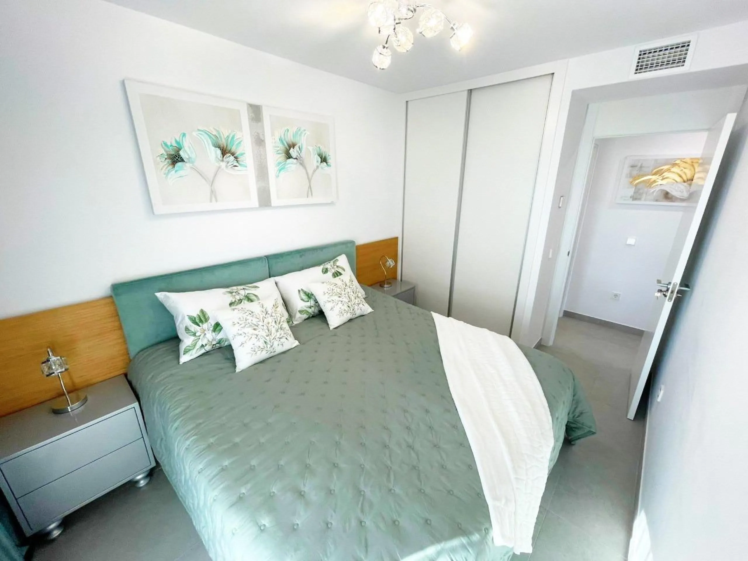 Modernos apartamentos nuevos en la orilla del mar Mediterráneo 🏖️